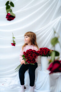 studio karo fotosessioon valentinipäevatemaatilises fotonurgas "falling roses"