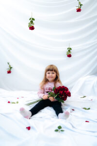 studio karo fotosessioon valentinipäevatemaatilises fotonurgas "falling roses"