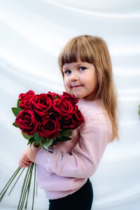 studio karo fotosessioon valentinipäevatemaatilises fotonurgas "falling roses"