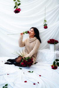 studio karo fotosessioon valentinipäevatemaatilises fotonurgas "falling roses"