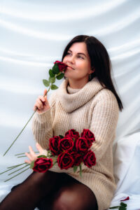 studio karo fotosessioon valentinipäevatemaatilises fotonurgas "falling roses"