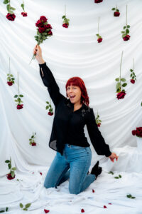 studio karo fotosessioon valentinipäevatemaatilises fotonurgas "falling roses"