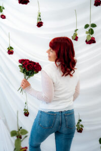 studio karo fotosessioon valentinipäevatemaatilises fotonurgas "falling roses"