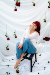 studio karo fotosessioon valentinipäevatemaatilises fotonurgas "falling roses"