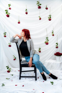 studio karo fotosessioon valentinipäevatemaatilises fotonurgas "falling roses"